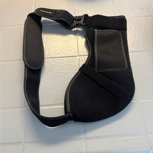 Arm sling with phone pocket